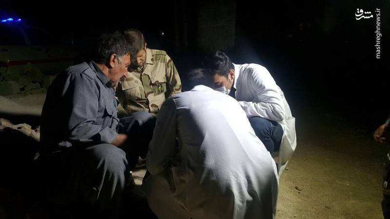 عکس/ سرکشی شبانه نیروهای امدادی سپاه به زلزله‌زدگان