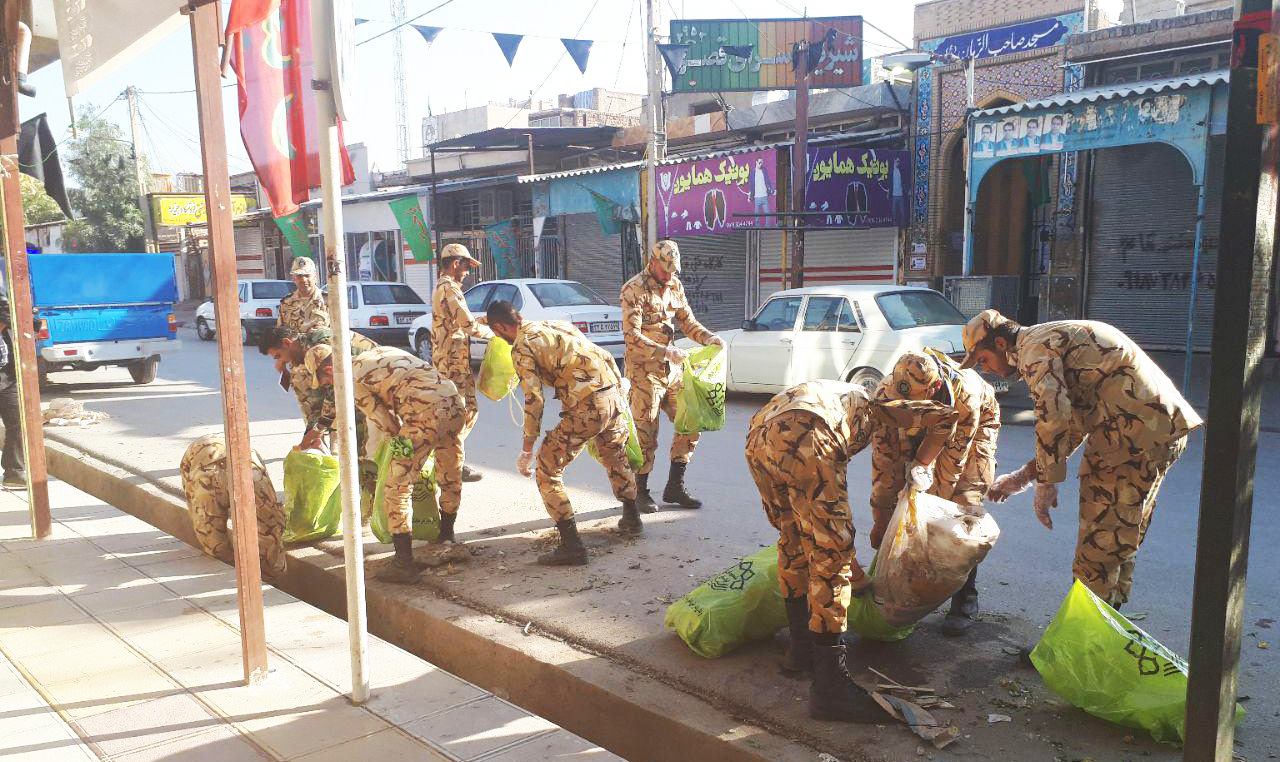 پاکسازی معابر قصرشیرین توسط سربازان ارتش +تصاویر