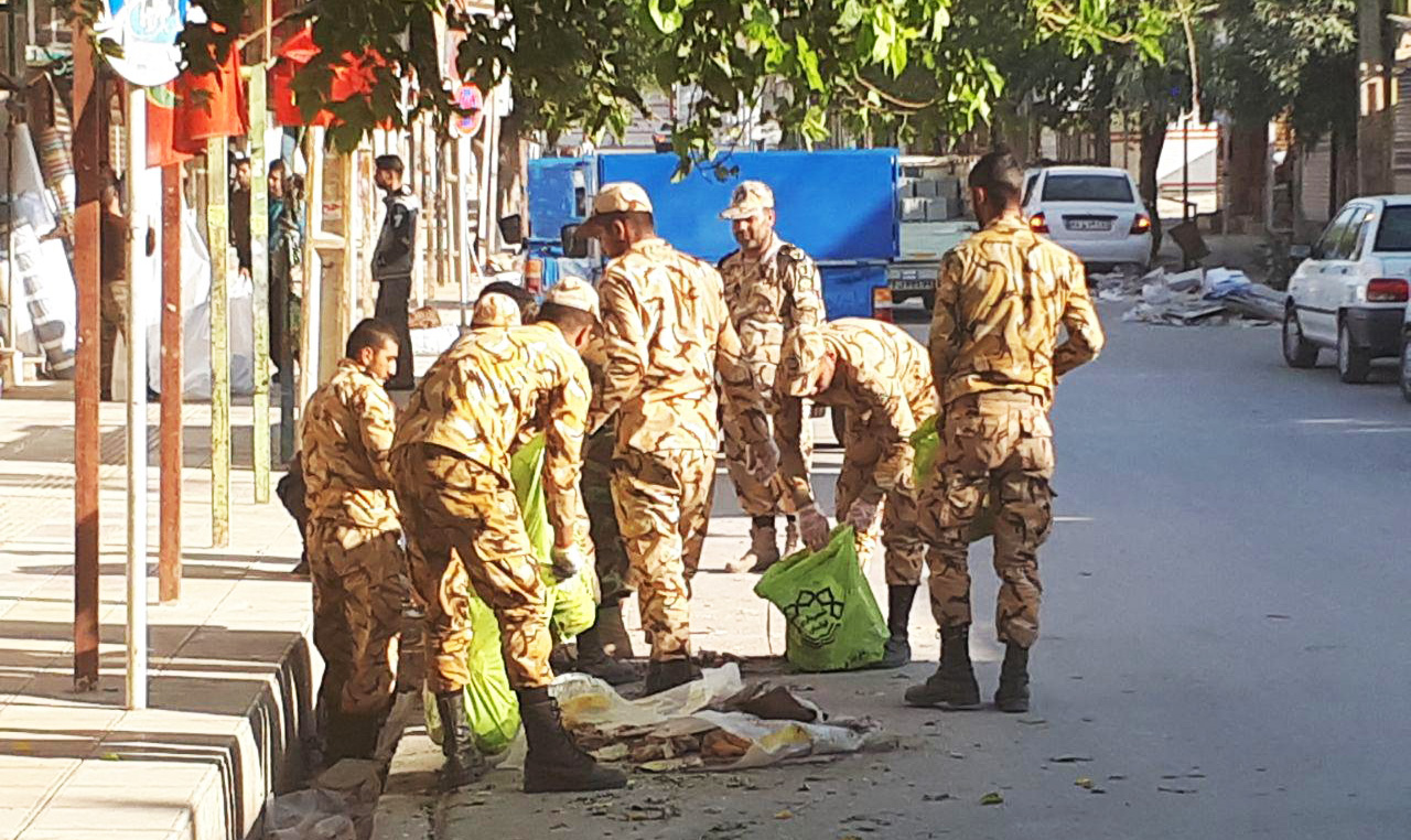 پاکسازی معابر قصرشیرین توسط سربازان ارتش +تصاویر
