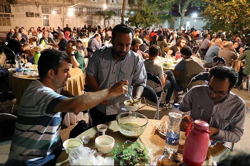 حضور هنرمندان تجسمی و عکاسان دفاع‌ مقدس در ضیافت افطاری +عکس