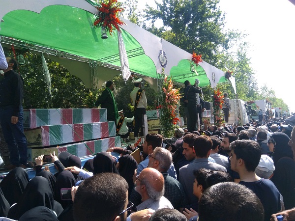 خیابان‌های تهران به نور کاروان «یاران صادق» منور شد/ استقبال مردم از پیکرهای مطهر 150 شهید دوران دفاع مقدس