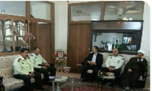 فرمانده انتظامی الیگودرز به خانواده شهید غلامحسین توکلی دیدار کرد