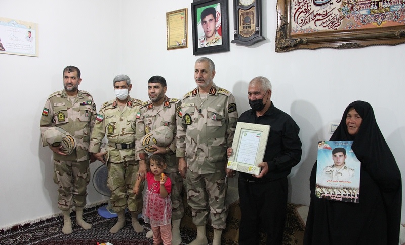 دیدار فرمانده مرزبانی ناجا با خانواده شهید محبوب قربانی