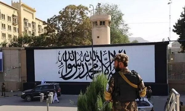 ترسیم پرچم طالبان روی دیوار سفارت آمریکا در کابل