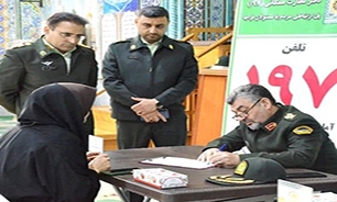 فرمانده انتظامی خوزستان با مردم محلات اهواز دیدار کرد