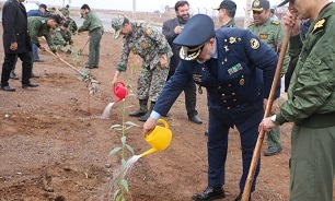 تصاویر/ درخت‌کاری فرمانده نیروی هوایی ارتش به یاد شهدا در قم
