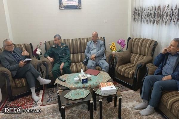 مدیرکل حفظ آثار و نشر ارزش‌های دفاع مقدس ‌سمنان به مناسبت روز شهید با خانواده شهدا دیدار کرد