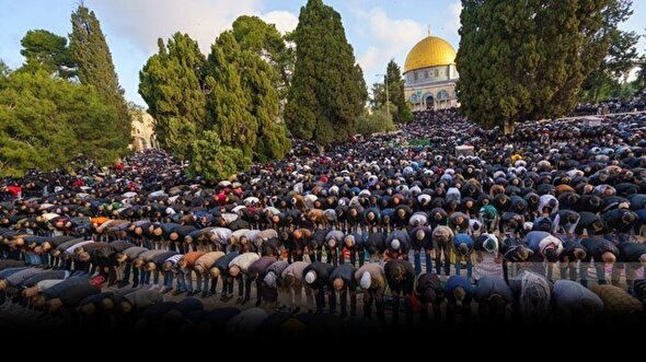 فیلم/ اقامه نماز عید فطر در مسجد الاقصی؛ با حضور هزاران فلسطینی