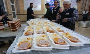 تصاویر / تهیه و توزیع افطاری و بسته‌های غذایی بین نیازمندان در اصفهان