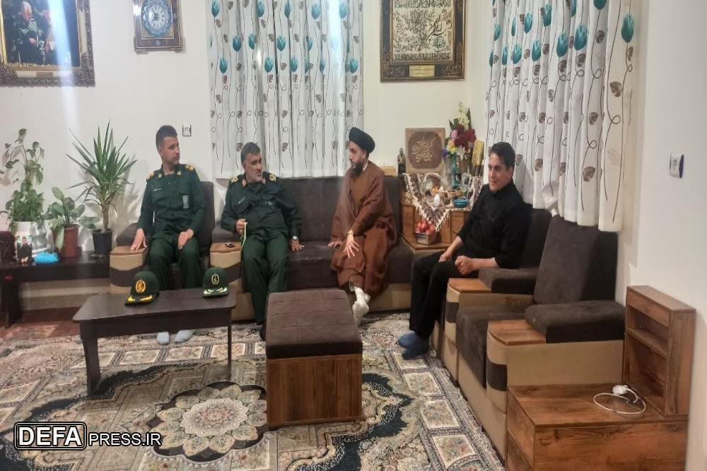 دیدار فرمانده تیپ ۴۸ فتح کهگیلویه و بویراحمد با ایثارگران و خانواده‌های شهدای سی سخت + تصاویر