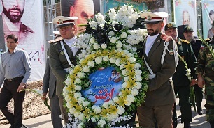 تصاویر/ غبارروبی مزار شهدای باغ رضوان ارومیه به مناسبت روز ارتش