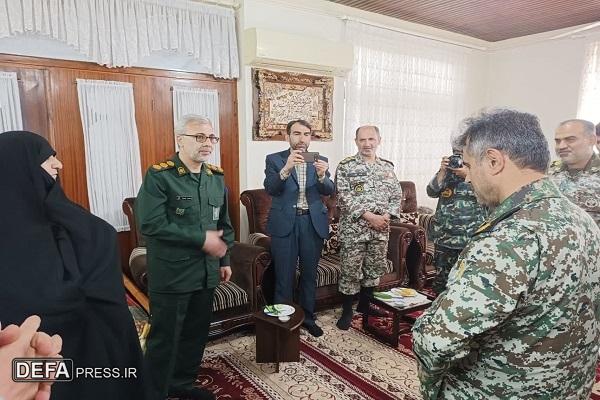 فرمانده پدافند هوایی شمال کشور با خانواده شهید «ملاآقایی» دیدار کرد+ تصاویر