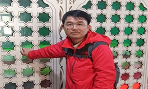 یک گردشگر چینی به شهدای گمنام اهواز ادای احترام کرد