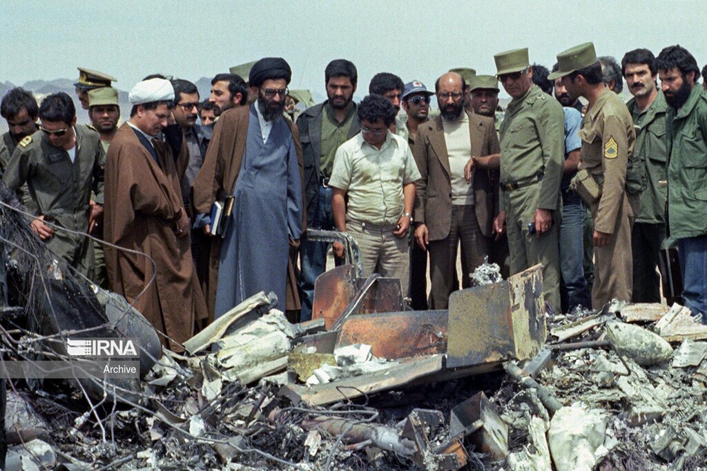 تصاویر/ بازدید حضرت آیت‌الله خامنه‌ای و مسئولان از محل وقوع حادثه طبس